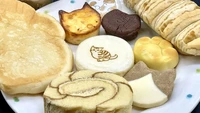 Rangkaian produk kue dan roti tema kucing ini diberi nama Family Nyato. Meski tampilannya serba kucing, semua ini ditujukan untuk dimakan oleh manusia ya!