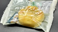 Milk Paw Pad Bun seharga 130 yen (Rp 14.500) ini tak kalah menarik perhatian. Ukurannya mirip tapak kucing asli dengan rasa susu yang juga memikat selera.