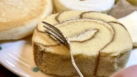 Caramel Roll Cake ini bentuknya menyerupai buntut kucing cokelat. Cita rasanya disebut klasik oleh reporter Sora News 24 yang berkesempatan mencicipinya.