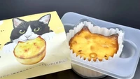 Cheesecake ini berbentuk kepala kucing. Rasanya disebut sangat enak dengan tekstur creamy dan gurih.