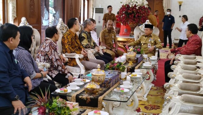 Manajemen PetroChina yang turut dihadiri pula Presiden Direktur PetroChina, Qian Mingyan melakukan pertemuan dengan Gubernur Jambi Al Haris.