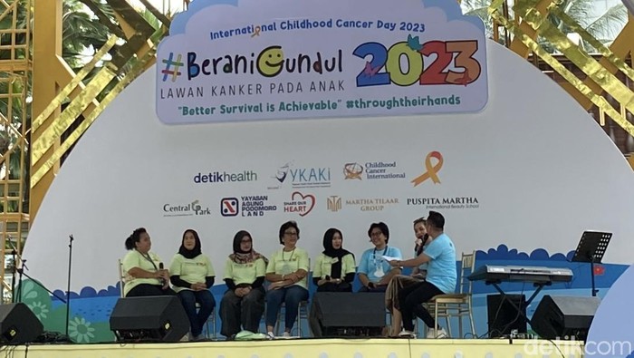 Mereka Ada Agar Anak-anak Pejuang Kanker Tak Putus Sekolah