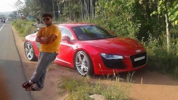 Mungkin pria ini ingin terlihat bergaya di media sosial. Karenanya dia coba mengedit fotonya nyender di samping mobil. Sayangnya terlihat dua gambar yang menempel. Foto: Reddit via Boredpanda