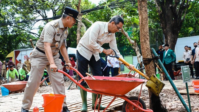 Heru Budi saat mengecek penataan taman di Jakbar (kemeja krem)-(dok. Pemprov DKI)