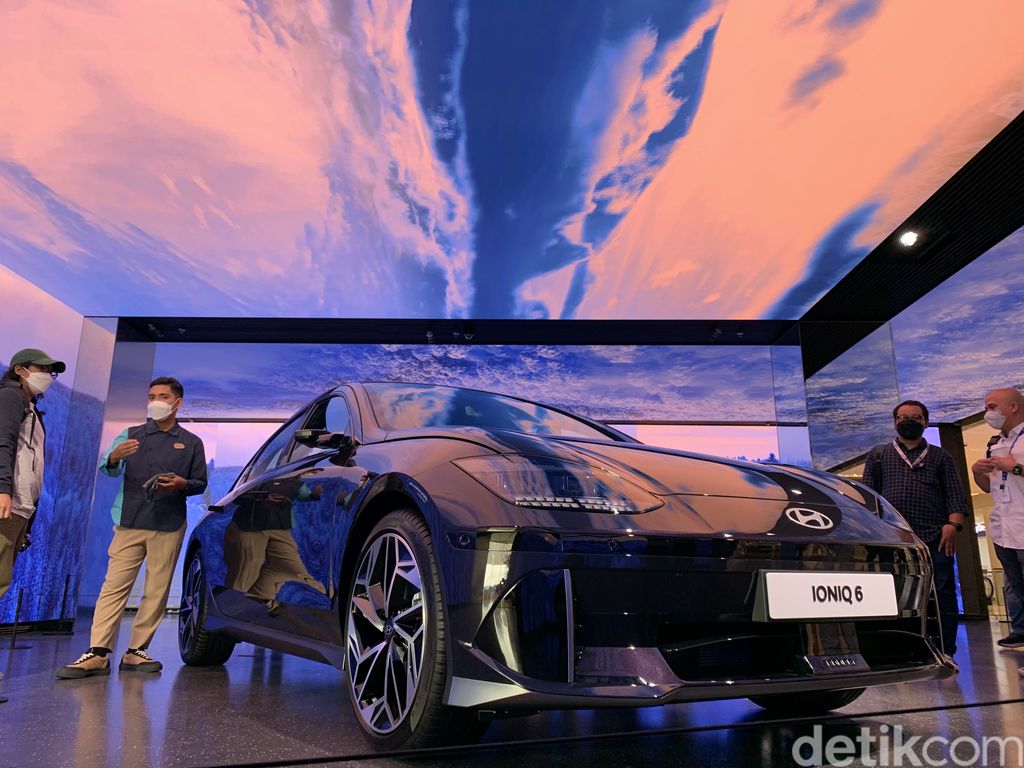 Hyundai IONIQ 6 dipamerkan di Senayan, Jakarta