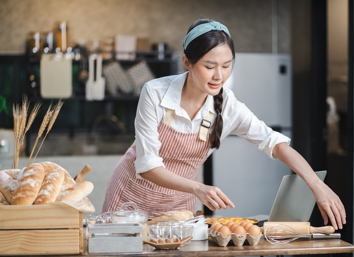 Ilustrasi Ibu Masak/Bakery