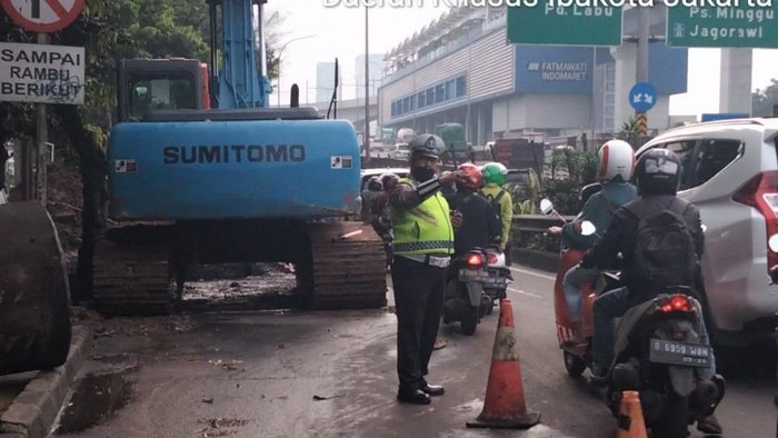 Imbas Jalan Amblas di Cilandak, Lebak Bulus arah Fatmawati Macet