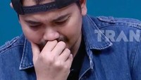 Air mata Indra Bekti pun menetes. Dia tak pernah membayangkan pernikahannya harus meregang nasib di pengadilan agama. Foto: trans tv