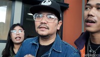 Selesai mengisi acara, Indra Bekti bicara sedikit soal perasaannya. Indra Bekti tetap tenang menjelaskan bagaimana perasaannya ketika digugat cerai Aldila Jelita. Foto: Desi/detikHOT