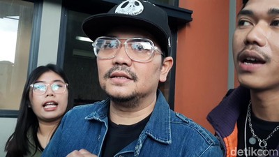 7 Ekspresi Indra Bekti Bicara Rumah Tangga Karam