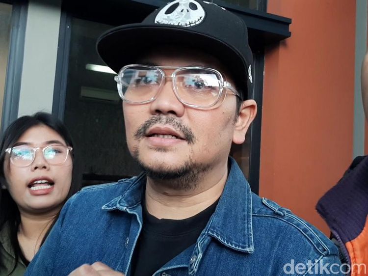 7 Ekspresi Indra Bekti Bicara Rumah Tangga Karam