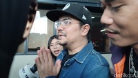 Indra Bekti belum bisa bicara banyak karena dirinya yang juga sedang pemulihan usai mengalami pendarahan otak dan operasi mata. Foto: Desi/detikHOT