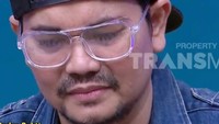 Indra Bekti tertunduk ketika pengacaranya, Milano Lubis menjelaskan soal nasib rumah tangganya dengan Aldila Jelita dalam acara Brownis di Trans TV, Selasa (28/2/2023). Foto: trans tv