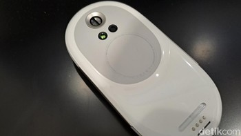 Oppo OHealth H1 merupakan perangkat pertama Oppo dari seri OHealth. Produk ini memiliki fungsi khusus sebagai alat pemantau kesehatan keluarga, memungkinkan pengguna memantau fungsi jantung melalui diagnosis elektrokardiografi (EKG), juga memantau kondisi auskultasi (suara) jantung dan paru-paru. Foto: Aisyah Kamaliah/detikcom