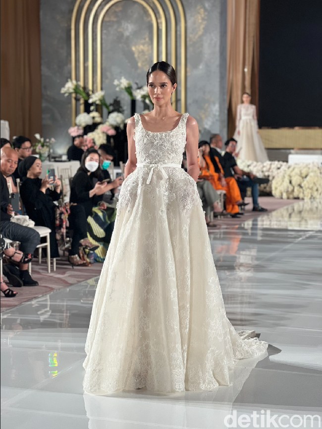 Jika menginginkan tampilan yang lebih terbuka, desainer Elie Saab juga mengeluarkan model gaun pengantin tanpa lengan seperti yang satu ini. Gaun pengantin ini juga memiliki dua saku di bagian sisi dan kanannya. Meski terlihat simpel dan sederhana, namun gaun pengantin karya Elie Saab itu tetap menawan dan elegan. Foto: Wolipop/Vina Oktiani