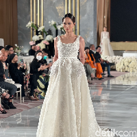 Jika menginginkan tampilan yang lebih terbuka, desainer Elie Saab juga mengeluarkan model gaun pengantin tanpa lengan seperti yang satu ini. Gaun pengantin ini juga memiliki dua saku di bagian sisi dan kanannya. Meski terlihat simpel dan sederhana, namun gaun pengantin karya Elie Saab itu tetap menawan dan elegan. Foto: Wolipop/Vina Oktiani