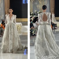 Masih dari rancangan Elie Saab, gaun pengantin dengan aksen berwarna silver yang mengkilap ini akan membuat tampilan terlihat mewah dan elegan. Walaupun tampak tertutup dengan lengan panjang, namun potongan dada berbentuk v yang cukup rendah dan bagian punggung yang terbuka menciptakan sedikit kesan seksi yang tak berlebihan. Foto: Wolipop/Vina Oktiani