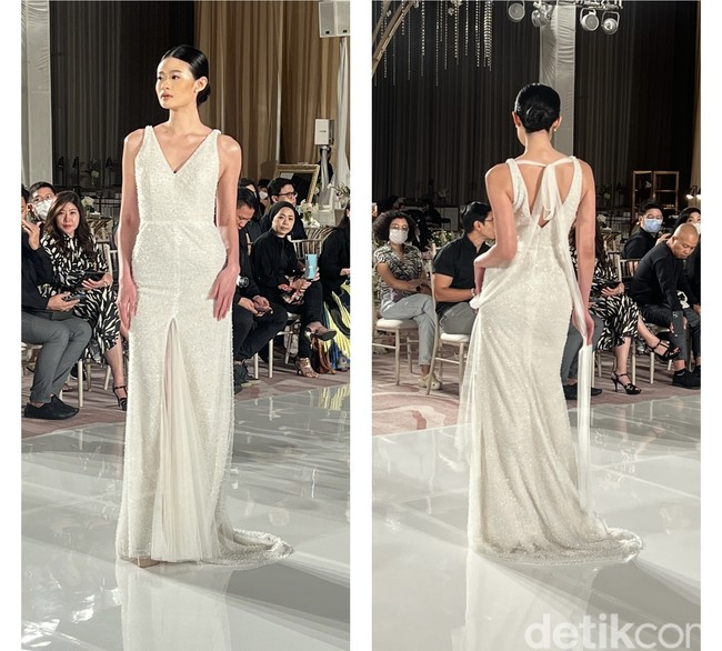 Gaun pengantin cantik yang satu ini merupakan karya desainer Vera Wang. Memiliki desain simpel dengan bertabur payet, gaun pengantin yang satu ini cocok bagi kamu yang ingin terlihat tetap sederhana dan santai namun elegan. Bagian belakang gaun dilengkapi dengan sebuah tali panjang bisa diikat yang mempermanis tampilan gaun tersebut. Foto: Wolipop/Vina Oktiani