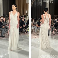 Gaun pengantin cantik yang satu ini merupakan karya desainer Vera Wang. Memiliki desain simpel dengan bertabur payet, gaun pengantin yang satu ini cocok bagi kamu yang ingin terlihat tetap sederhana dan santai namun elegan. Bagian belakang gaun dilengkapi dengan sebuah tali panjang bisa diikat yang mempermanis tampilan gaun tersebut. Foto: Wolipop/Vina Oktiani