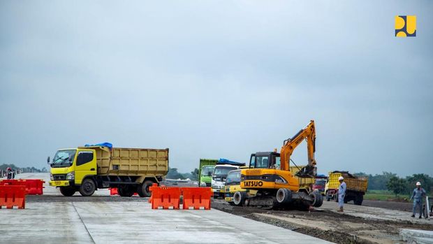 Kementerian Pekerjaan Umum dan Perumahan Rakyat (PUPR) bersama badan usaha jalan tol (BUJT) tengah melaksanakan proyek strategis nasional (PSN) Jalan Tol Solo - Yogyakarta - NYIA Kulonprogo untuk meningkatkan konektivitas dan mengurai kemacetan di Jawa Tengah dan Yogyakarta. Dok. Biro Pers PUPR