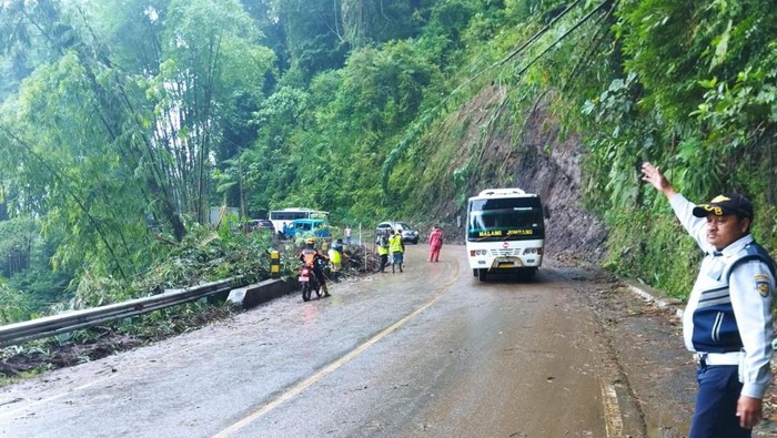 Jalur Malang-Kediri kembali normal pasca tertutup material longsor.