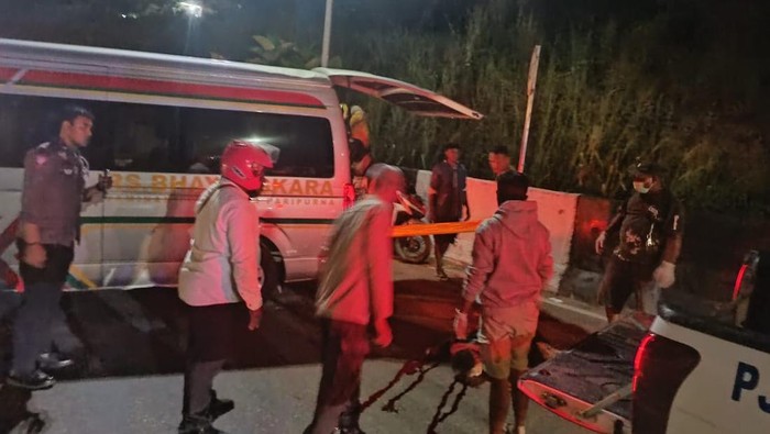 Polwan bernama Briptu Ludia Giay di Kota Jayapura, Papua tewas ditabrak minibus yang dikemudikan Ditok (43).
