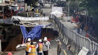 Kondisi ruas jalan Jembatan Cikereteg yang longsor di akses jalan nasional Bogor-Sukabumi, Caringin, Kabupaten Bogor, Jawa Barat, Selasa (28/2/2023). 