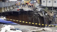 Longsor memakan setengah badan jalan dan amblas sepanjang 15 meter dengan kedalaman 25 meter. 