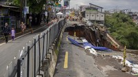 Akibat longsor tersebut, akses Jalan Nasional Bogor-Sukabumi kini ditutup total selama 14 hari. Longsor terjadi akibat tingginya intensitas hujan di wilayah tersebut. 