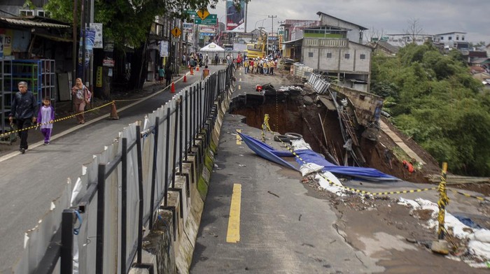 Jembatan Cikreteg Longsor, Akses Jalan Nasional Bogor-Sukabumi Ditutup Kondisi ruas jalan Jembatan Cikreteg yang longsor di akses jalan nasional Bogor-Sukabumi, Caringin, Kabupaten Bogor, Jawa Barat, Selasa (28/2/2023). Ruas jalan Jembatan Cikereteg longsor pada Senin (27/2/2023) pukul 11.00 WIB akibat tingginya intensitas hujan di wilayah tersebut sehingga semua arus lalu lintas kendaraan menuju ke lokasi itu ditutup total.