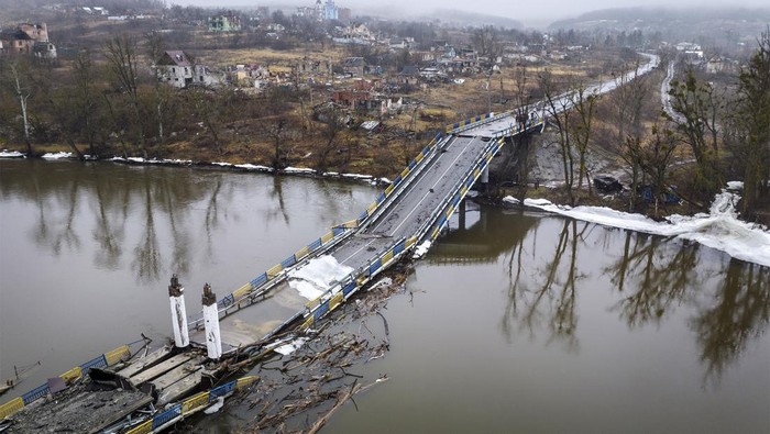 Jembatan di Ukraina Hancur Diserang Rusia Invasi Rusia ke Ukraina terus berlanjut. Kini invasi itu menyasar jembatan Siverskiy-Donets di Bogorodychne, Ukraina. Jembatan itu pun hancur diserang Rusia.