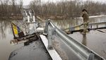 Penampakan Jembatan di Ukraina Hancur Dibombardir Rusia