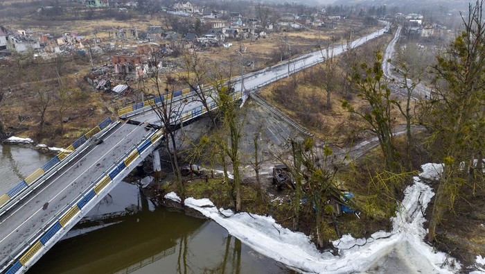 Invasi Rusia ke Ukraina terus berlanjut. Kini invasi itu menyasar jembatan Siverskiy-Donets di Bogorodychne, Ukraina. Jembatan itu pun hancur diserang Rusia.