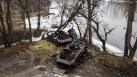 Jejak pertempuran juga masih terlihat di sekitar jembatan. Tampak beberapa kendaraan lapis baja yang hancur teronggok di tepi sungai Siverskiy-Donets.
