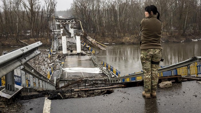 Invasi Rusia ke Ukraina terus berlanjut. Kini invasi itu menyasar jembatan Siverskiy-Donets di Bogorodychne, Ukraina. Jembatan itu pun hancur diserang Rusia.