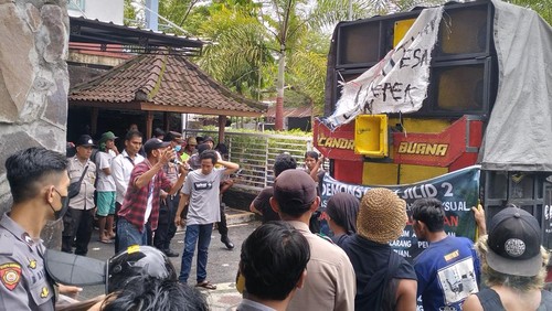 Aksi demontrasi warga buntut dugaan Kades minta foto bugil warganya pada, Senin (13/2/2023) di depan kantor Desa Ungga.