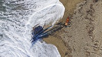 Kapal mengangkut imigran itu tenggelam terkena badai di laut lepas pantai wilayah Calabria selatan Italia. AP Photo/Giovanni Isolino.