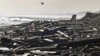 Penjaga pantai Italia mengatakan kapal yang kelebihan muatan pecah dalam gelombang keras di lepas pantai Crotone. AP Photo/Giovanni Isolino.