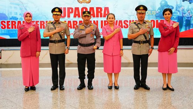 Kapolri Jenderal Listyo Sigit Prabowo melantik Komjen Ahmad Dofiri sebagai Irwasum Polri (Dok. Istimewa)