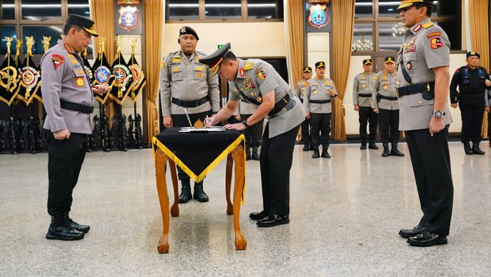 Kapolri Jenderal Listyo Sigit Prabowo melantik Komjen Ahmad Dofiri sebagai Irwasum Polri (Dok. Istimewa)