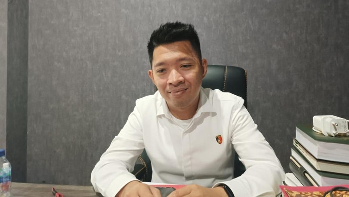 Kasatreskrim Polres Lombok Tengah Iptu Redho Rizki Pratama terima laporan kades Ungga buntut minta foto bugil warganya. Foto: Ahmad Viqi/detikBali.