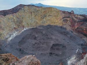 Dear Pendaki, Jangan Menginap di Puncak Gunung Agung!