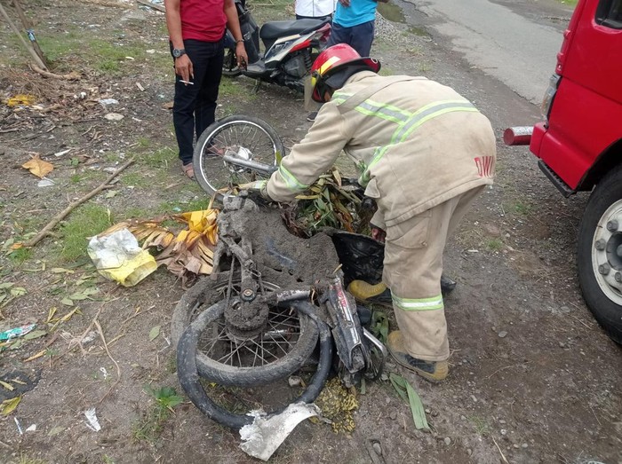 Kebakaran motor di Jombang saat ditambal ban