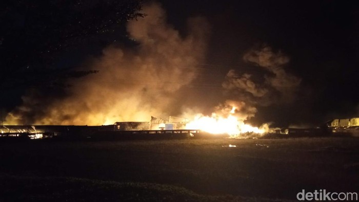 Kebakaran pabrik kasur di Arjwinangun, Kabupaten Cirebon, Selasa (27/2/2023) dini hari
