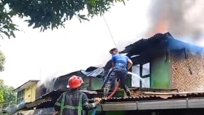 Kebakaran rumah di Jalan Bahkapuran, Medan Petisah. (Foto Istimewa)