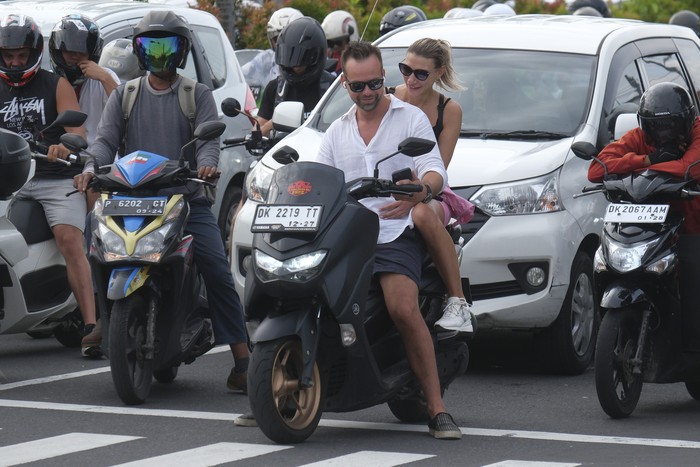 Sejumlah turis asing mengendarai sepeda motor tanpa mengenakan helm di Jalan Sunset Road, Kuta, Badung, Bali, Selasa (28/2/2023). Beberapa waktu terakhir,  warganet ramai membahas oknum turis asing yang berulah dan berkelakuan buruk di Bali. ANTARA FOTO/Nyoman Hendra Wibowo/rwa.