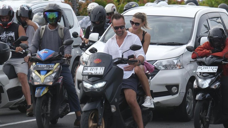 Sejumlah turis asing mengendarai sepeda motor tanpa mengenakan helm di Jalan Sunset Road, Kuta, Badung, Bali, Selasa (28/2/2023). Beberapa waktu terakhir,  warganet ramai membahas oknum turis asing yang berulah dan berkelakuan buruk di Bali. ANTARA FOTO/Nyoman Hendra Wibowo/rwa.