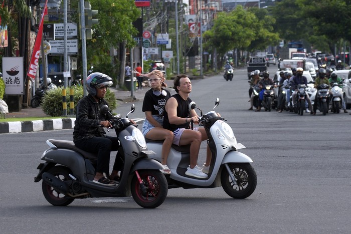 Sejumlah turis asing mengendarai sepeda motor tanpa mengenakan helm di Jalan Sunset Road, Kuta, Badung, Bali, Selasa (28/2/2023). Beberapa waktu terakhir,  warganet ramai membahas oknum turis asing yang berulah dan berkelakuan buruk di Bali. ANTARA FOTO/Nyoman Hendra Wibowo/rwa.