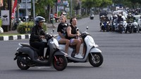 Mereka tidak mematuhi aturan berkendara yang berlaku di Indonesia.