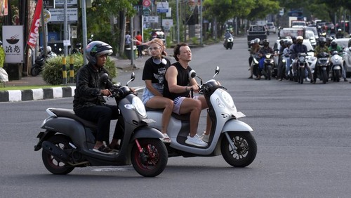Sejumlah turis asing mengendarai sepeda motor tanpa mengenakan helm di Jalan Sunset Road, Kuta, Badung, Bali, Selasa (28/2/2023). Beberapa waktu terakhir,  warganet ramai membahas oknum turis asing yang berulah dan berkelakuan buruk di Bali. ANTARA FOTO/Nyoman Hendra Wibowo/rwa.